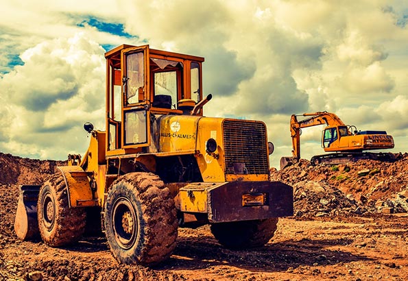 挖掘机与推土机的比较分析:性能、价格与使用技巧